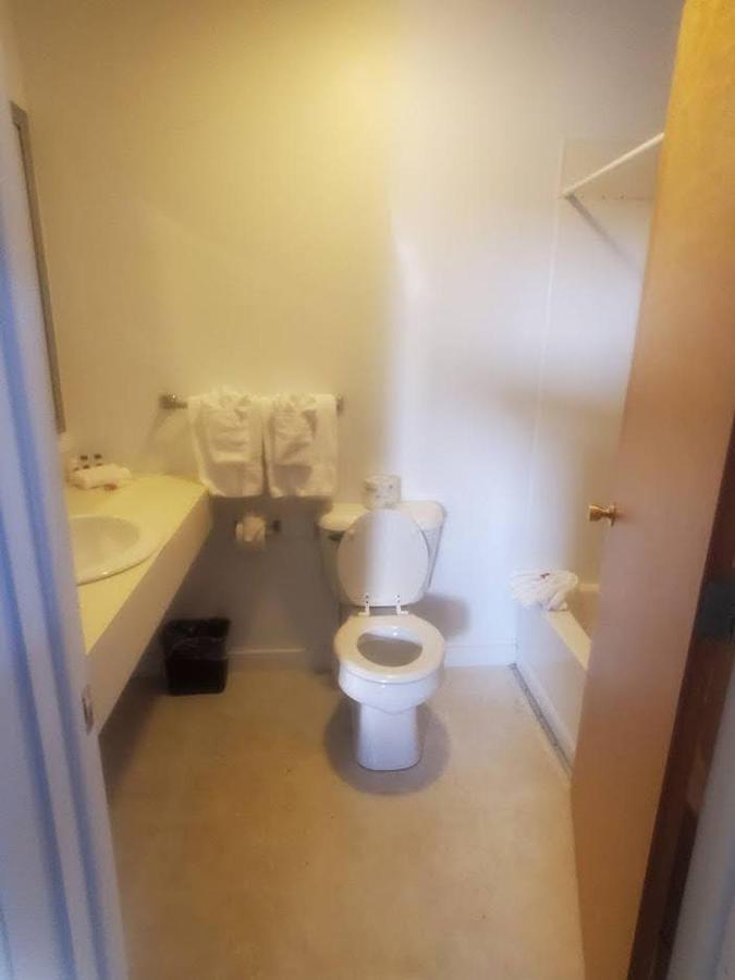 סיינט איגנס Bayview Lakefront Inn מראה חיצוני תמונה