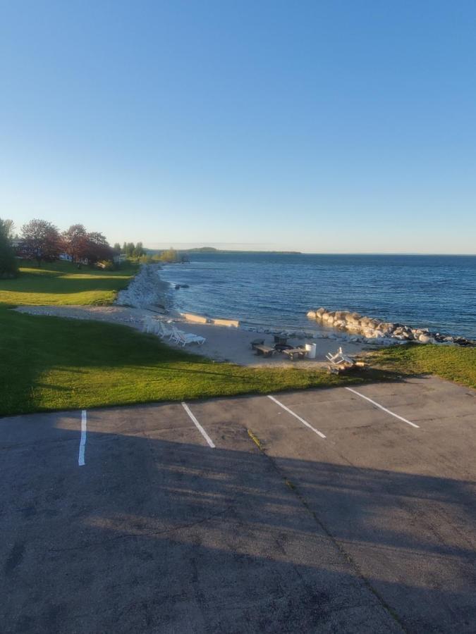 סיינט איגנס Bayview Lakefront Inn מראה חיצוני תמונה
