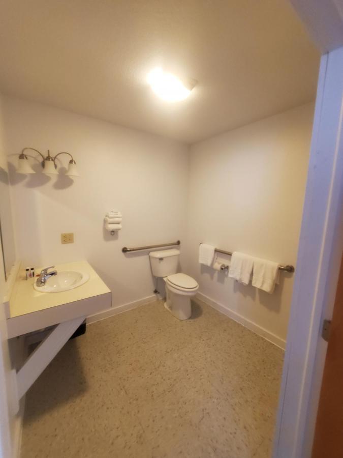 סיינט איגנס Bayview Lakefront Inn מראה חיצוני תמונה