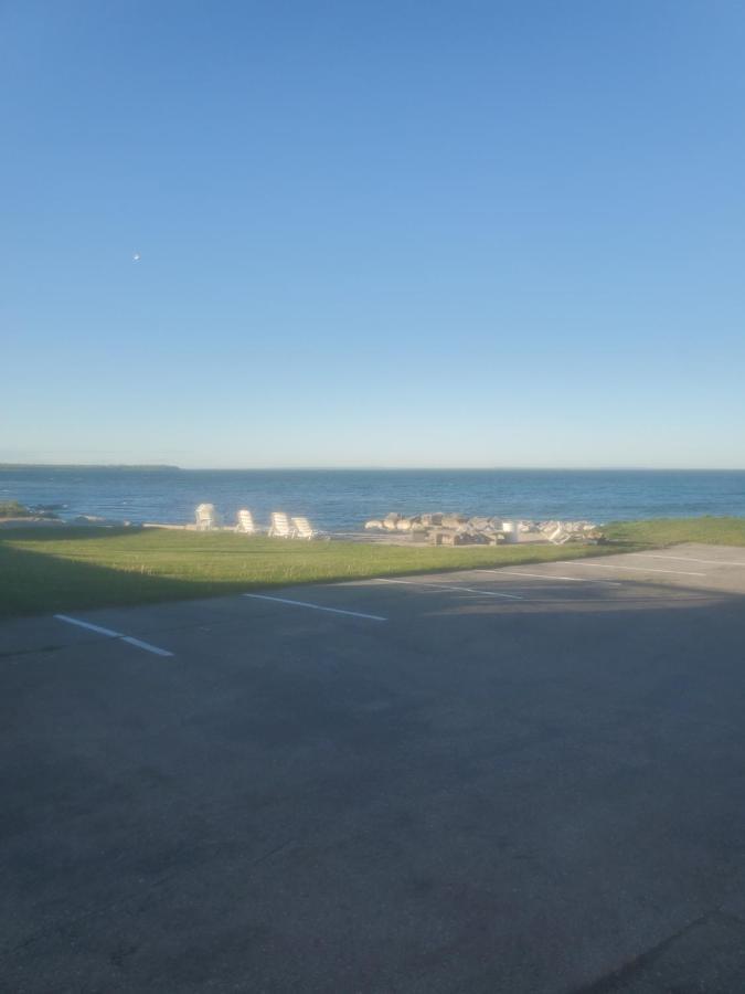 סיינט איגנס Bayview Lakefront Inn מראה חיצוני תמונה